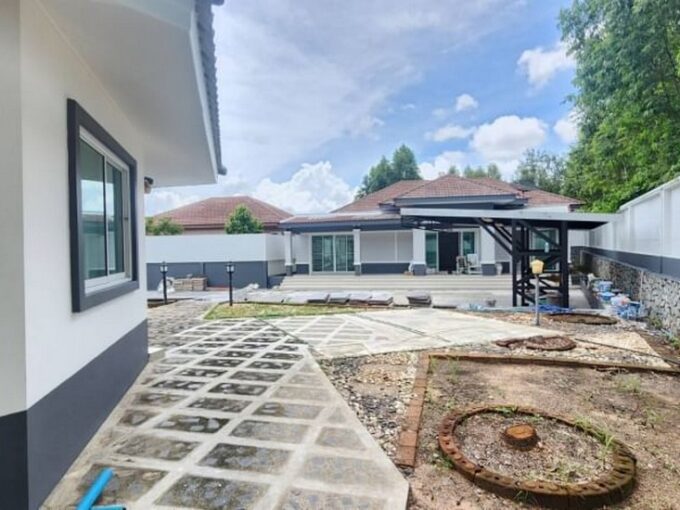 2 Detached Houses on a big piece of land for sale in pattaya
