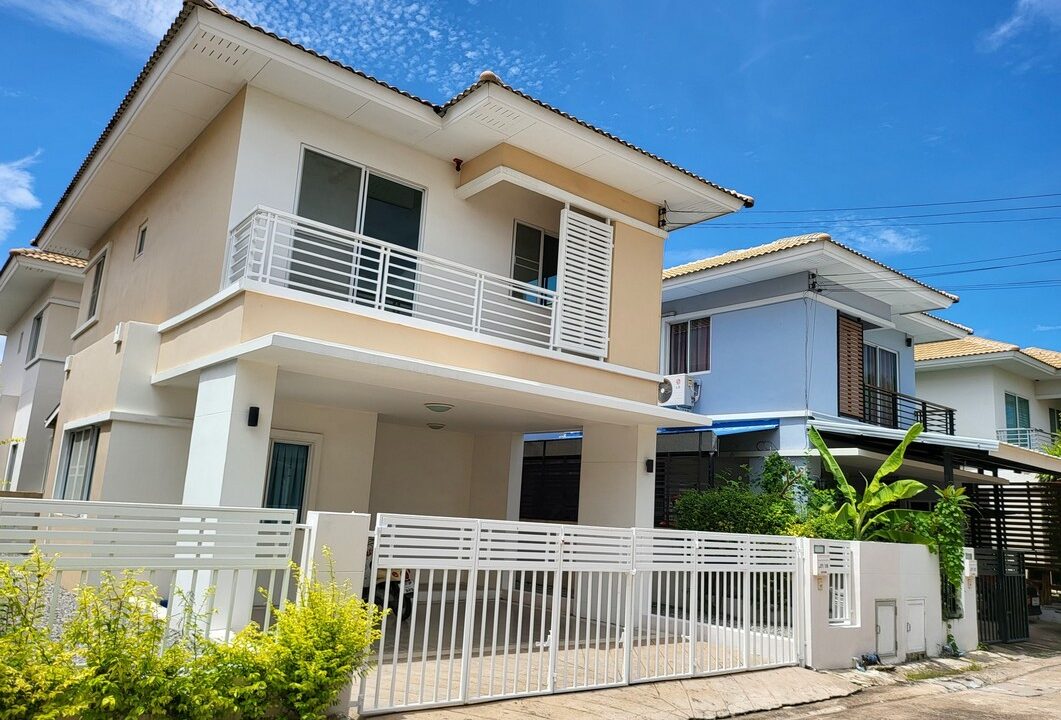 2 Storey Modern Style House in Pattaya for Sale1