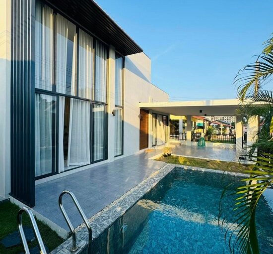 Pool Villa near Pattaya Beach for Sale