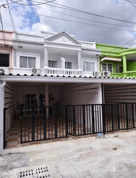 Townhouse on Beach Side Pattaya for Sale