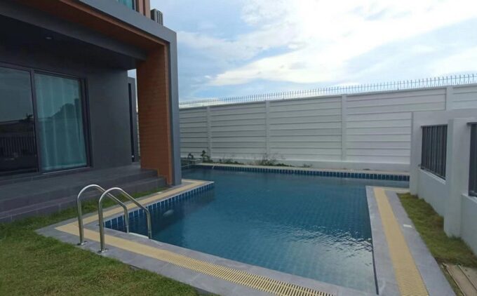 Patta Define House with private swimming pool for sale