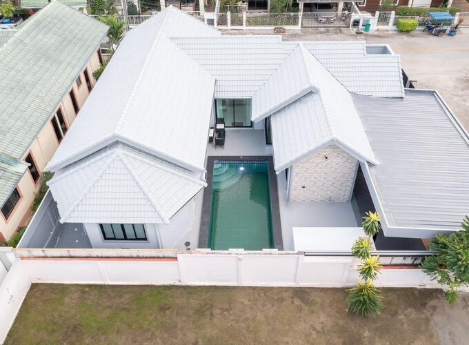 Pool Villa Pattaya in a house village for sale