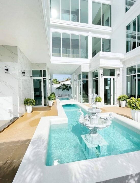 Super Luxury Pool Villa for Sale in the Center of Pattaya