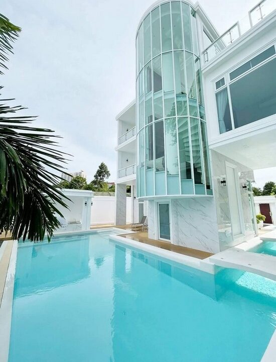 Super Luxury Pool Villa for Sale in the Center of Pattaya1