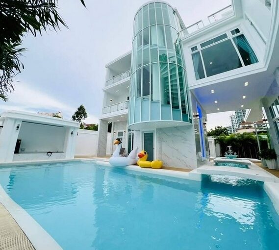 Super Luxury Pool Villa for Sale in the Center of Pattaya