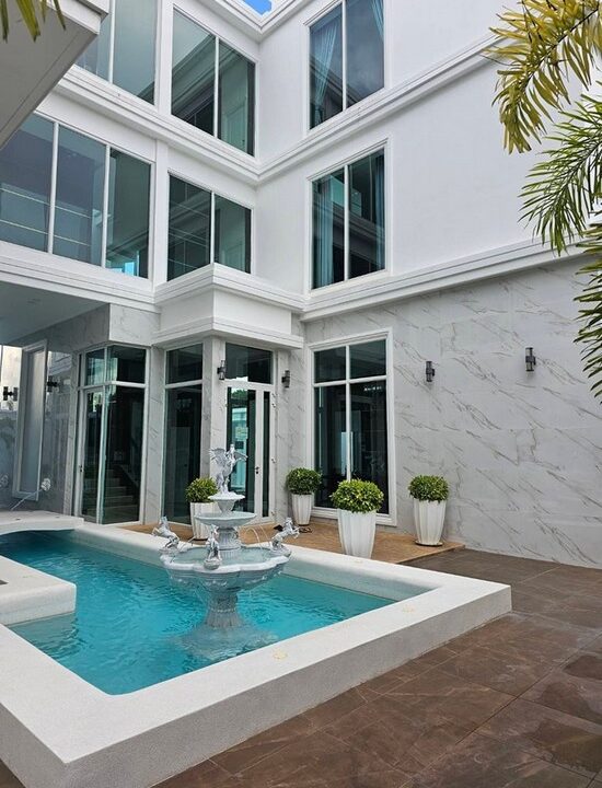 Super Luxury Pool Villa for Sale in the Center of Pattaya41