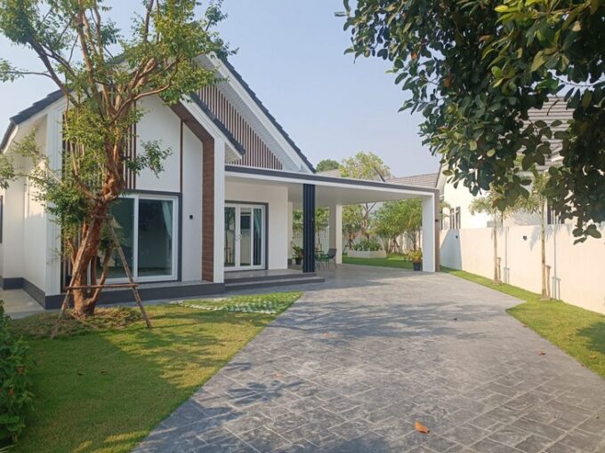 Nordic-style single-family home situated on an expansive plot, offering a pleasant ambiance, conveniently located near the expressway and an international school